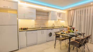 Luxury-Apartment, 1 Schlafzimmer, Meerblick, Meerseite | Eigene Küche | Großer Kühlschrank, Ofen, Herdplatte, Geschirrspüler
