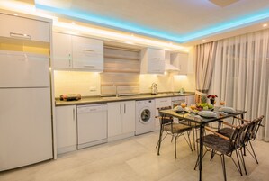 Apartamento superluxo, 1 quarto, vista para o mar, de frente para o mar | Cozinha privada | Geladeira grande, fogão, cooktop, lava-louças