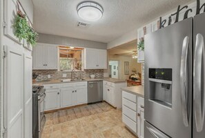 Réfrigérateur, four à micro-ondes, un four, surface de cuisson