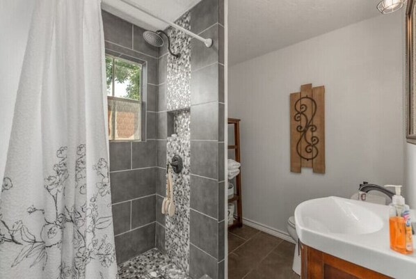 Douche, serviettes fournies, papier toilette