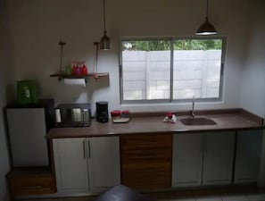 Réfrigérateur, micro-ondes, plaque de cuisson, cafetière/bouilloire