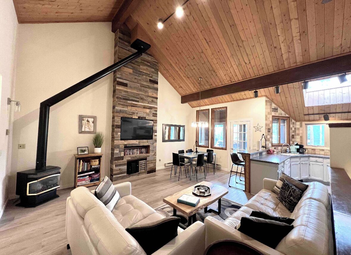 Newly Remodeled 3 BR townhome with Private Hot Tub