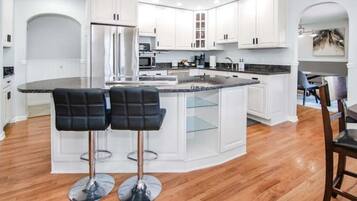 冰箱、微波炉、烤箱、炉灶