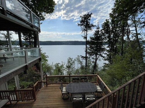 Spectacular Waterfront Refuge