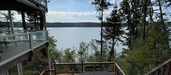 Spectacular Waterfront Refuge