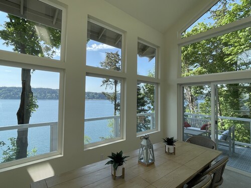 Spectacular Waterfront Refuge