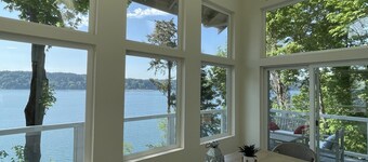 Spectacular Waterfront Refuge