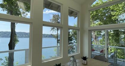 Spectacular Waterfront Refuge