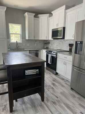 Køleskab, mikrobølgeovn, ovn, kogeplade