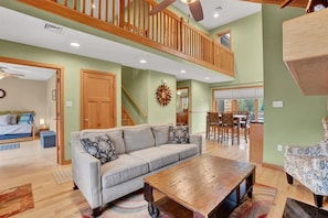 Smart TV, fireplace, stereo - mountain cabin - walk/drive 2 Lake & SKI w/3 family rm/LINENS/HOTTUB/GAMES/GRILL (Lake Harmony)