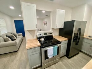 Frigorifero, microonde, forno, piano cottura