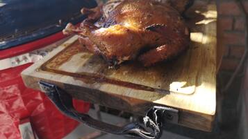 Un poulet rôti sur une planche à découper en bois.