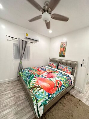 1 bedroom, iron/ironing board, WiFi, bed sheets - 5 mins walk or rent a bike to ride to Turtle Beach. (Exuma)