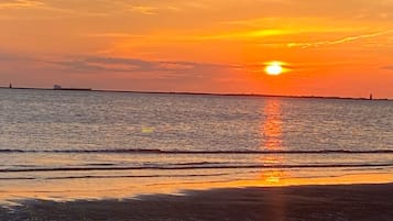 Tæt på stranden, liggestole, badehåndklæder