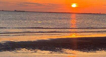 Cozy beach cottage, steps from Lewes Beach