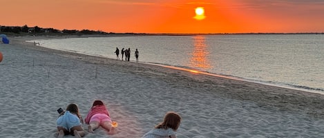 Ubicación cercana a la playa, tumbonas y toallas de playa
