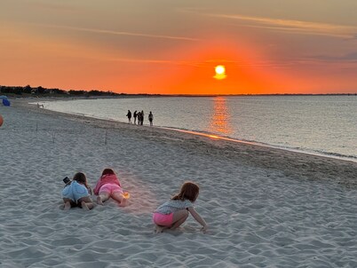 Cozy beach cottage, steps from Lewes Beach