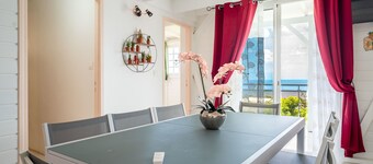 Villa Sun and Sea 5 bedrooms, sea view and located 800 meters from the beaches.