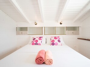 5 bedrooms, travel crib, WiFi, bed sheets