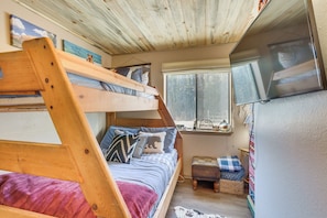 2 bedrooms, desk, WiFi, bed sheets - Ski-In Red River Retreat: Balcony, Mountain Views! (Red River)