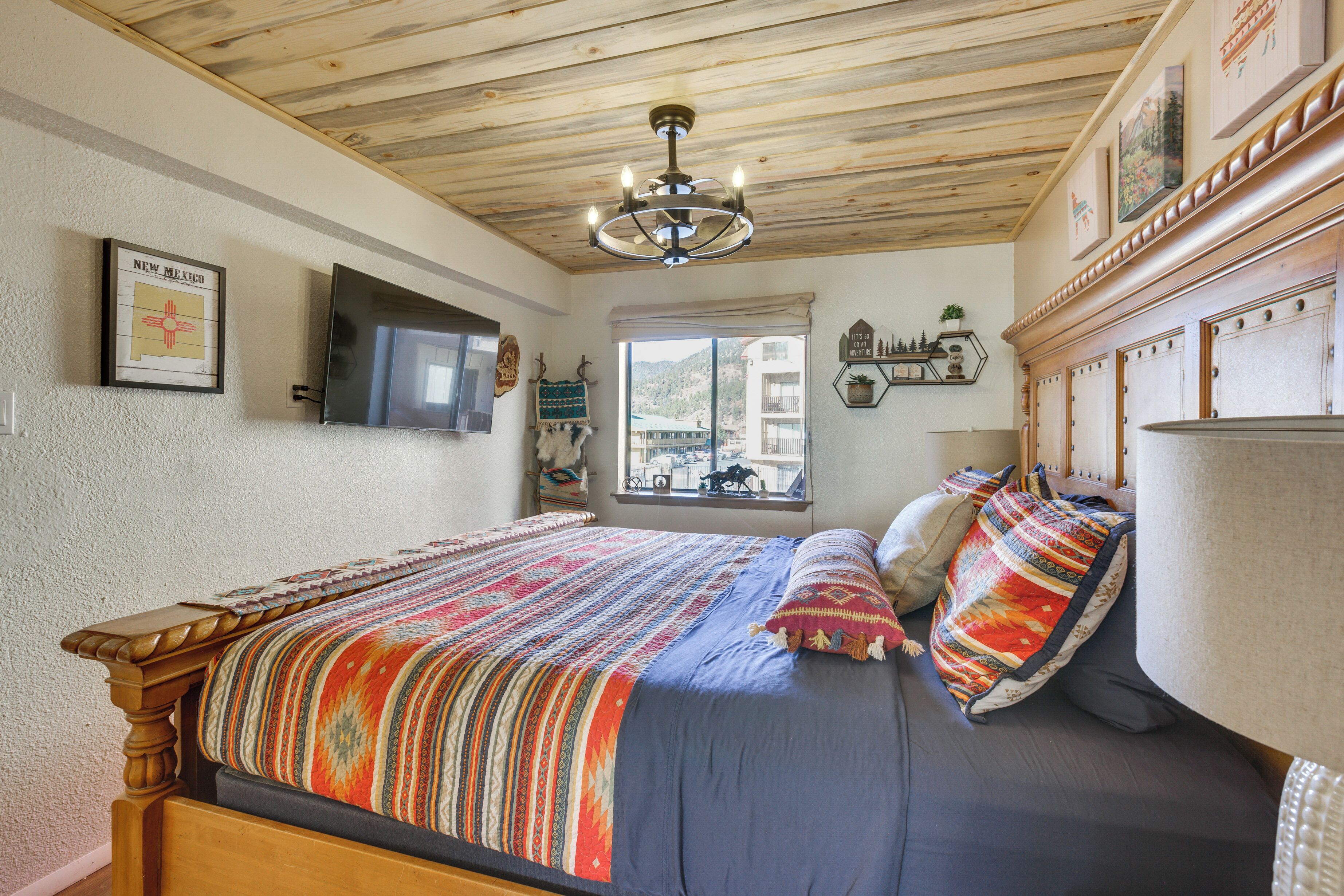 2 bedrooms, desk, internet, bed sheets