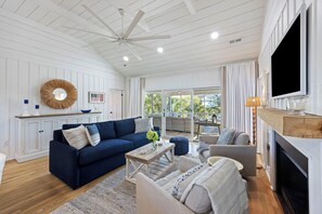 TV - Escape to Seabrook! Steps to Beach! Pool and Club Access! (Seabrook Island)