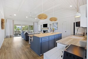 TV - Escape to Seabrook! Steps to Beach! Pool and Club Access! (Seabrook Island)