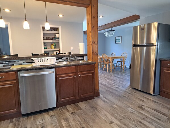 Réfrigérateur, four à micro-ondes, un four, surface de cuisson