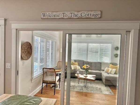 TV, books - Seaglass Village Gem! 3 night min, close to Ogunquit Beach (Wells)