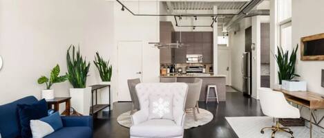 Televisión, chimenea, oficina y monitor de computadora