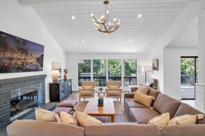 Televisión y chimenea 