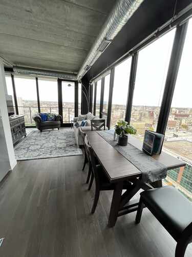 Luxury 2 bed 2 bath across jets arena 16th floor with amazing view 