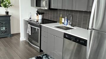 Kühlschrank, Mikrowelle, Herdplatte, Geschirrspüler