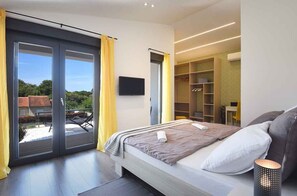 3 bedrooms, WiFi - Villa with swimming pool and playground (Valbandon)