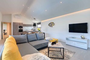 TV, fireplace - Villa with swimming pool and playground (Valbandon)