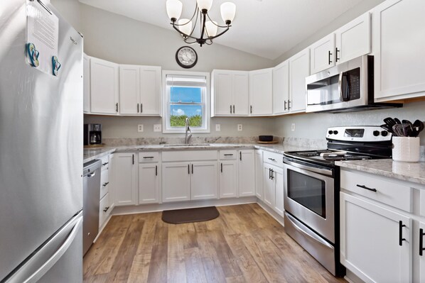 Refrigerador, microondas, horno y parrilla de estufa 