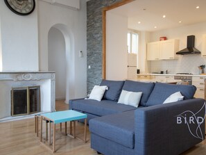 TV - Beautiful apartment Place Nationale in Antibes old town (Antibes)