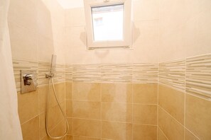 Douche, séchoir à cheveux, bidet, serviettes fournies