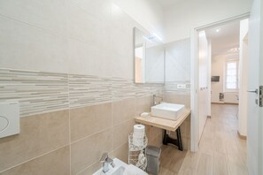 Shower, hair dryer, bidet, towels