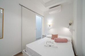 1 bedroom, iron/ironing board, WiFi, bed sheets - GuestHost - New! Chiavari Comfortable mini Appt x4 (Chiavari)