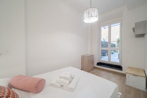 1 dormitorio, tabla de planchar con plancha, wifi y ropa de cama