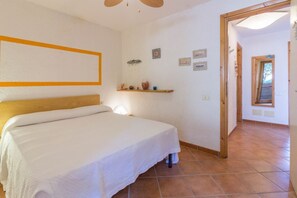 2 bedrooms, iron/ironing board, internet