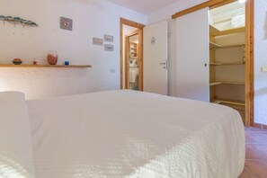 2 bedrooms, iron/ironing board, Internet