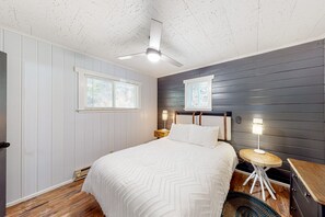 3 bedrooms, desk, WiFi, bed sheets