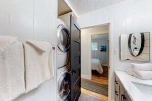 3 bedrooms, desk, WiFi, bed sheets