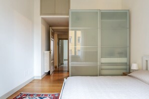 3 bedrooms, iron/ironing board, internet, bed sheets