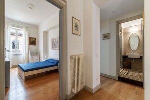 3 habitaciones, tabla de planchar con plancha, internet y ropa de cama 