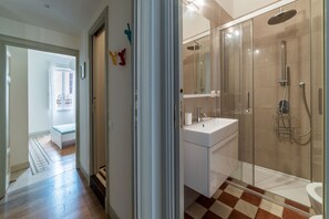 Regadera, secadora de cabello, bidet, toallas 