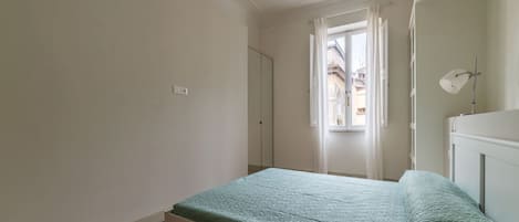 3 bedrooms, iron/ironing board, Internet, bed sheets