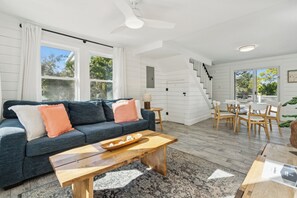 TV - Casa Malibu - 2 Sun Decks, Wraparound Porch, Upgraded Kitchen, Walk to Beach (Folly Beach)